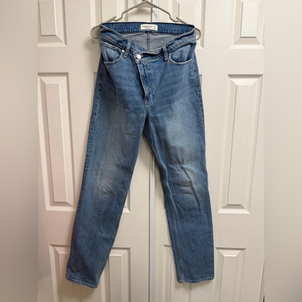 NWOT Abercrombie & Fitch
The '90s Straight Vera High Rise size 28/ 6L